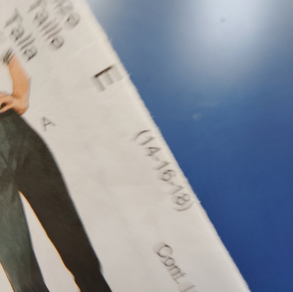 McCall's Sewing Pattern 3992 Women's Pants Capri Clam Digger Plus Size 14-18 - Picture 2 of 4